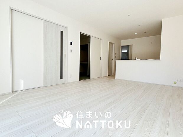 現地写真(リビング)
フローリング材には、木目、色調など木材特有の風合いがあり、ナチュラルな美しさになっています。