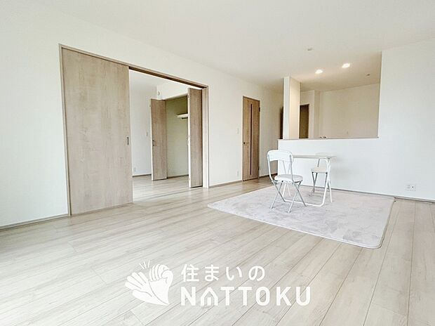 現地写真(リビング)
フローリング材には、木目、色調など木材特有の風合いがあり、ナチュラルな美しさになっています。