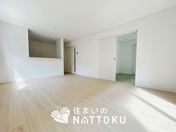 現地写真（リビング）
フローリング材には、木目、色調など木材特有の風合いがあり、ナチュラルな美しさになっています。