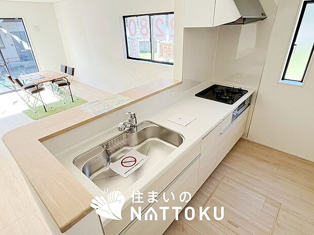現地写真（キッチン）
収納たっぷりのシステムキッチン、浄水器付水栓を標準装備しています。