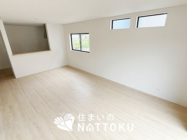 現地写真(リビング)
フローリング材には、木目、色調など木材特有の風合いがあり、ナチュラルな美しさになっています。