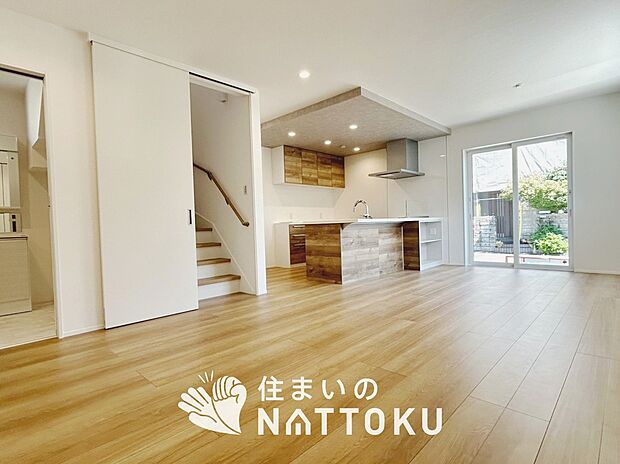 現地写真（リビング）
フローリング材には、木目、色調など木材特有の風合いがあり、ナチュラルな美しさになっています。