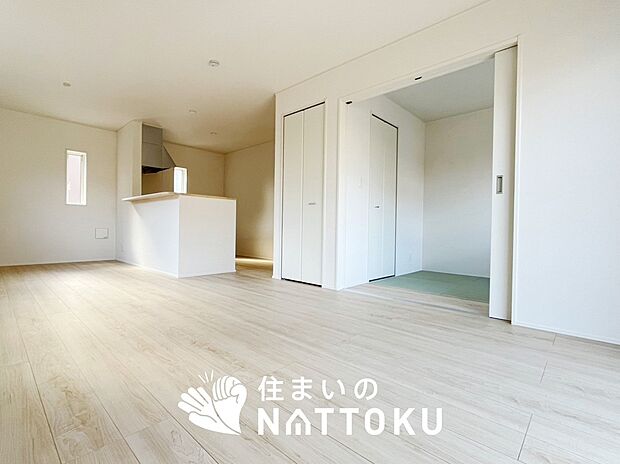 現地写真(リビング)
フローリング材には、木目、色調など木材特有の風合いがあり、ナチュラルな美しさになっています。