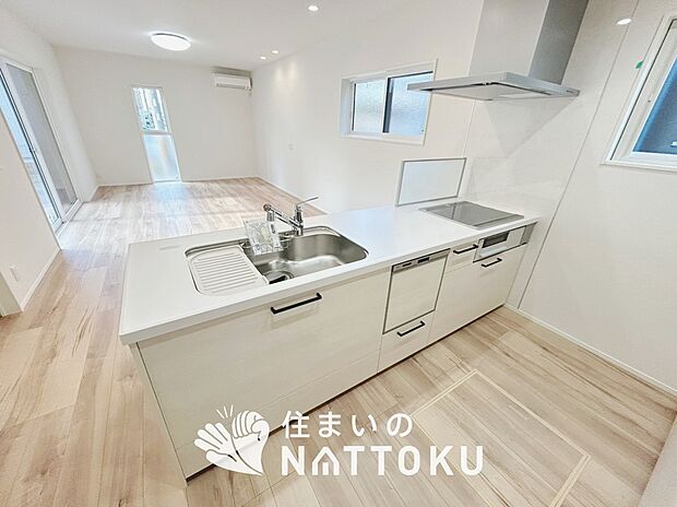 現地写真（キッチン）
収納たっぷりのシステムキッチン、浄水器付水栓を標準装備しています。