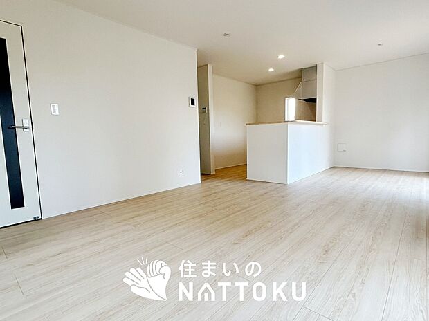 現地写真(リビング)
フローリング材には、木目、色調など木材特有の風合いがあり、ナチュラルな美しさになっています。