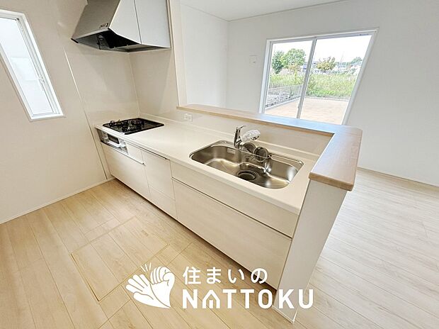 現地写真(キッチン)
収納たっぷりのシステムキッチン、浄水器付水栓を標準装備しています。