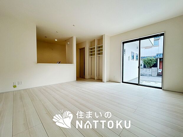 現地写真(リビング)
フローリング材には、木目、色調など木材特有の風合いがあり、ナチュラルな美しさになっています。