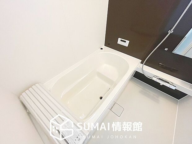【現地写真（浴室）】浴室暖房乾燥機付き。１坪タイプで広々です。