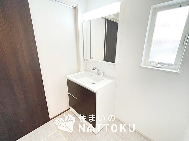 【洗面台・洗面所】鏡の両サイドは、必要なものを取出しやすく、大きな鏡面で朝の準備も快適。
使いやすいリフトアップ機能付きのシングルレバーシャワー水栓付です。