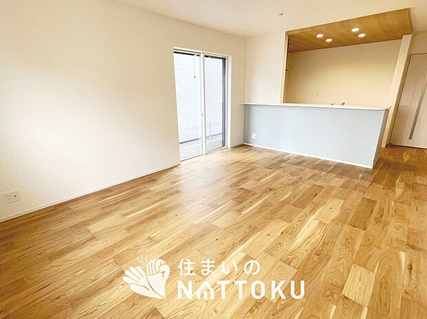 【現地写真(リビング)】フローリング材には、木目、色調など木材特有の風合いがあり、ナチュラルな美しさになっています。