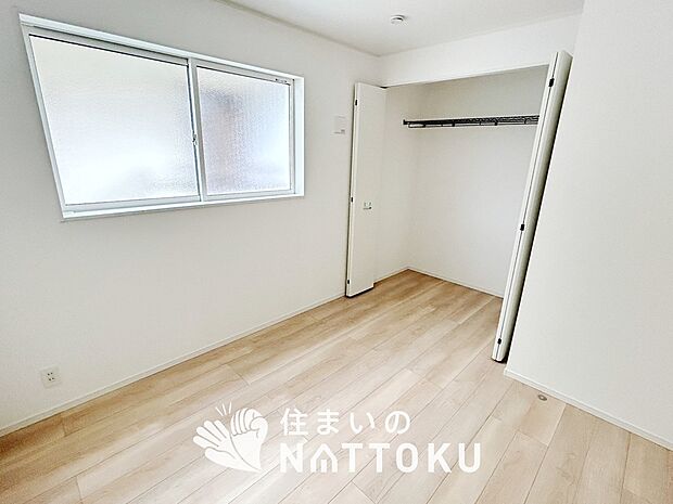 【現地写真（寝室）】木目の美しさを際立たせるシンプルデザインの建具を使用しています。