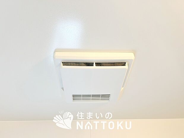 【浴室暖房換気乾燥機】サイドブロー機能で、乾燥効率アップです。
サイドに吹き出しを搭載することにより浴室内を端まで循環する気流ができ、さらに省エネ性能がアップします。
