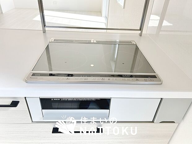 【ビルトインコンロ】フラットな構造で清掃性が高く、過熱防止センサー付３口タイプで日頃の家事も快適です。