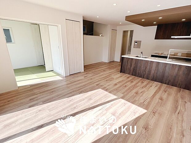 【現地写真（リビング）】フローリング材には、木目、色調など木材特有の風合いがあり、ナチュラルな美しさになっています。