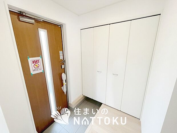 【現地写真(玄関)】玄関には、大型のシューズ収納を設置しています。