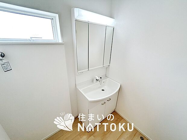 【洗面台・洗面所】鏡の両サイドは、必要なものを取出しやすく、大きな鏡面で朝の準備も快適。
使いやすいリフトアップ機能付きのシングルレバーシャワー水栓付です。