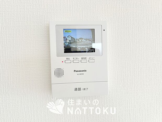 【TVモニター付インターホン】手放し通話ができ、送話表示灯で送話・受話状態が確認できます。
映像と音声で玄関先の様子をチェックできるモニター機能や、夜間の訪問者の顔も確認できるLEDライトを装備しています。