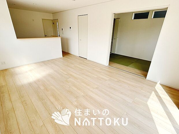 【現地写真(リビング)】フローリング材には、木目、色調など木材特有の風合いがあり、ナチュラルな美しさになっています。