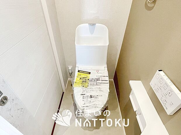 【トイレ】汚れてもサッとひと拭きでお手入れ簡単、エコ仕様の温水洗浄便座付きのトイレです。
バリアフリーにも配慮しています。