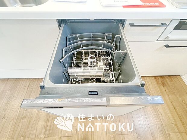【食器洗い乾燥機】食後の時間にゆとりを与えてくれる食器洗い乾燥機。
操作ボタンも上面にあるので、腰をかがめずに操作ができラクラクです。