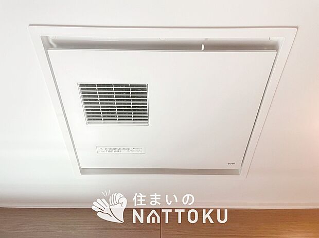 【浴室暖房換気乾燥機】入浴後の水滴や湿気を排出し、カビの発生や臭いを抑制します。
雨の日の洗濯物にも効果的です。