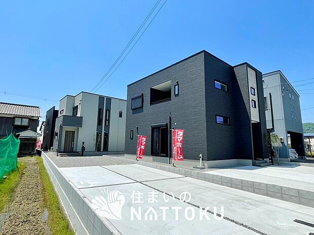 【現地写真(街並み)】雨で汚れを落とし、耐久性・耐候性に優れた外壁を使用しています。