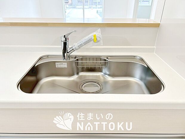 【浄水器内臓ハンドシャワー付シンク】広々とした凸型シンクに洗剤ポケットを標準装備。すっきり収納できます。
また、蛇口の先端に浄水器を内蔵しているため場所をとりません。
