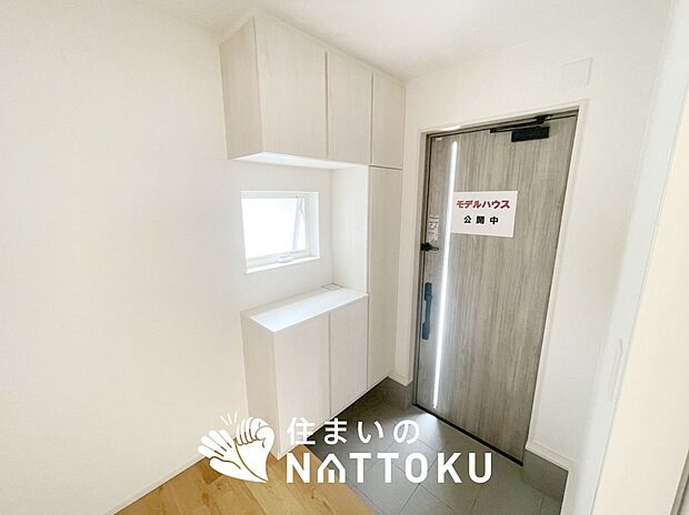 【現地写真（玄関）】玄関には、大型のシューズ収納を設置しています。