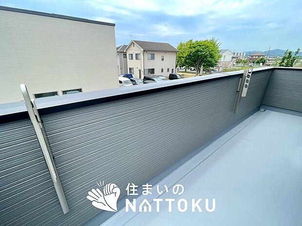 【バルコニー】奥行きが広く、洗濯物をゆったりと干せる十分な広さで、家族の洗濯も捗ります。