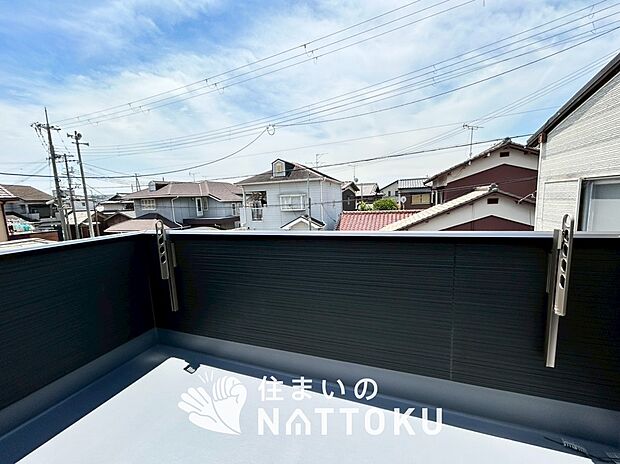 【バルコニー】奥行きが広く、洗濯物をゆったりと干せる十分な広さで、家族の洗濯も捗ります。