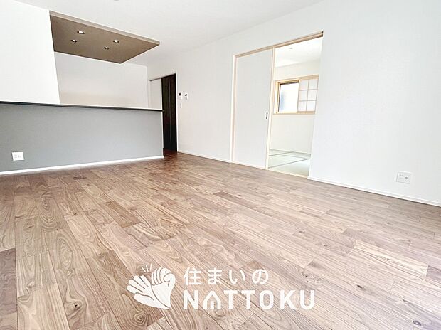 【現地写真（リビング）】フローリング材には、木目、色調など木材特有の風合いがあり、ナチュラルな美しさになっています。