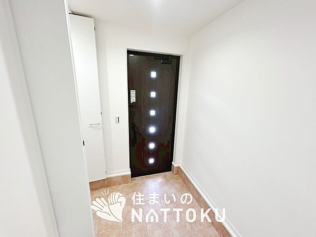 【現地写真(玄関)】玄関には、大型のシューズ収納を設置しています。