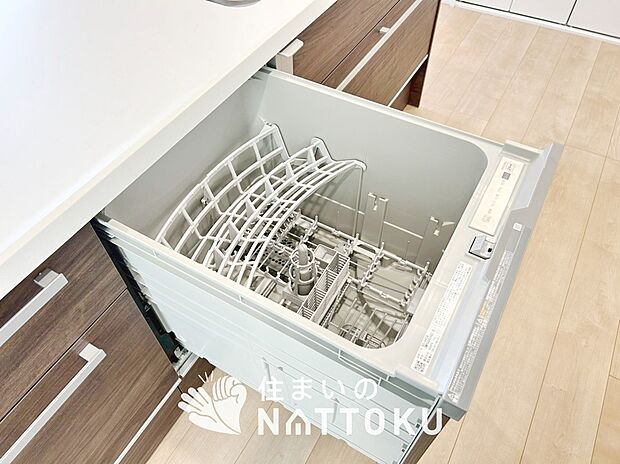 【深型食器洗い乾燥機】大容量を活かして、調理器具と食後のお皿などを一度に洗えて効率的です。
一日分をまとめて洗えるから、家事の時間がぐっと少なくなります。