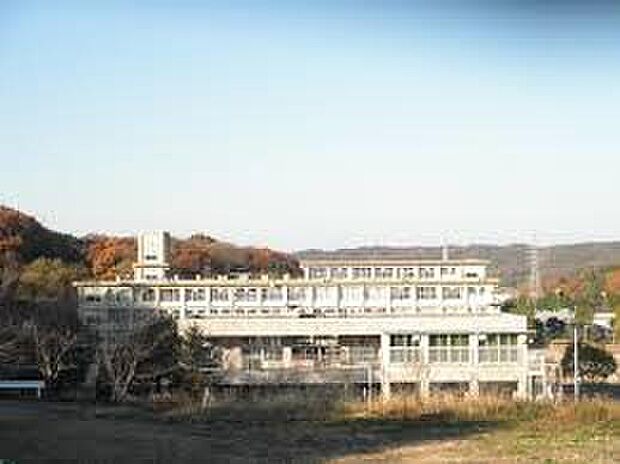 三木市立自由が丘東小学校(約620m)