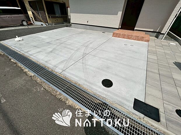 【現地写真(駐車場)】駐車スペースが広く、運転が苦手な方も安心です。