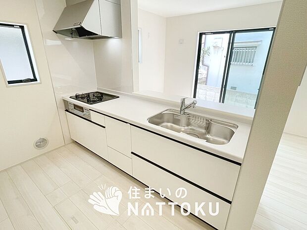 【現地写真（キッチン）】収納たっぷりのシステムキッチン、浄水器付水栓を標準装備しています。