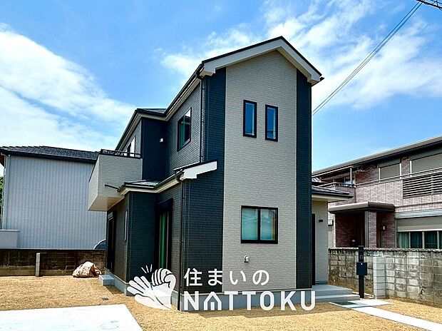 【現地写真（外観）】雨で汚れを落とし、耐久性・耐候性に優れた外壁を使用しています。