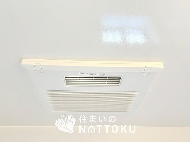 【浴室換気乾燥暖房機】寒い冬場はあたたかく、暑い夏場は扇風機のような心地よさです。
雨の日は、浴室が衣類乾燥スペースになります。
