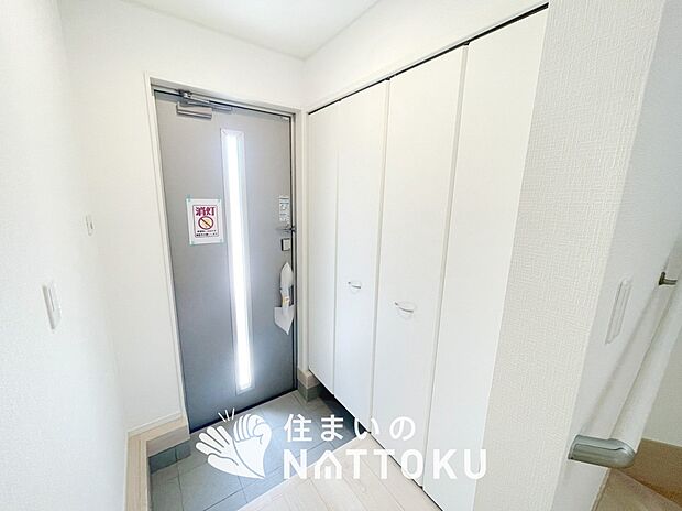 【現地写真(玄関)】玄関には、大型のシューズ収納を設置しています。