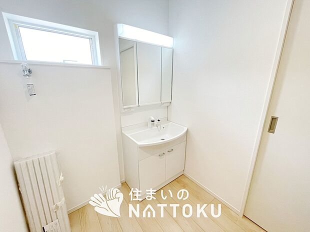 【洗面台・洗面所】鏡の両サイドは、必要なものを取出しやすく、大きな鏡面で朝の準備も快適。
使いやすいリフトアップ機能付きのシングルレバーシャワー水栓付です。