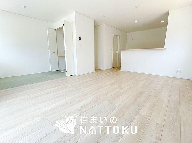 【現地写真(リビング)】フローリング材には、木目、色調など木材特有の風合いがあり、ナチュラルな美しさになっています。