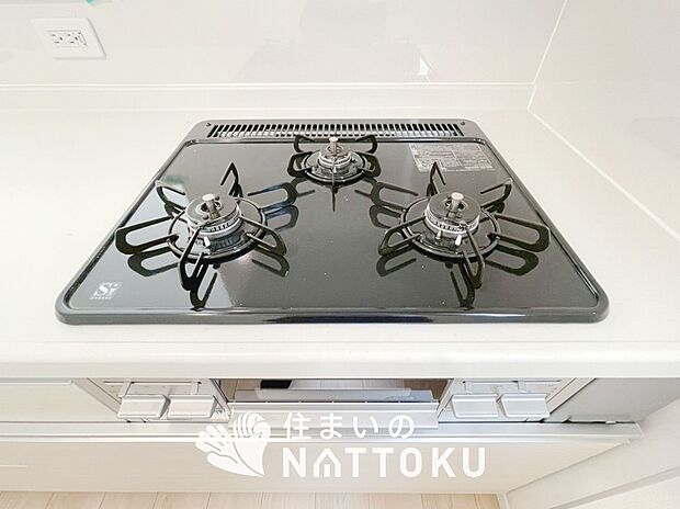 【ビルトインコンロ】フラットな構造で清掃性が高く、過熱防止センサー付3口タイプで日頃の家事も快適です。