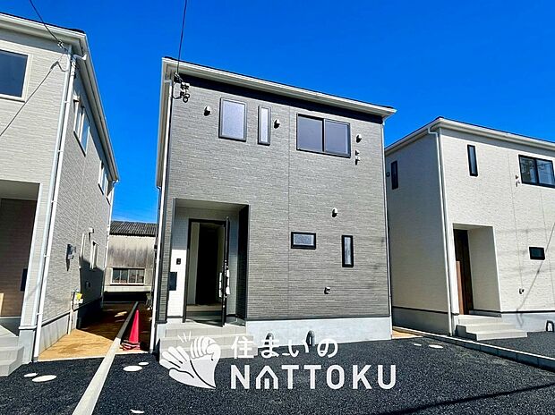 【現地写真(外観)【2号地】】雨で汚れを落とし、耐久性・耐候性に優れた外壁を使用しています。