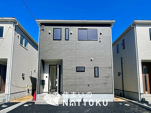 【現地写真(外観)【2号地】】軽くて火災に強い屋根材を採用し、地震時の建物への負担や揺れを軽減しています。