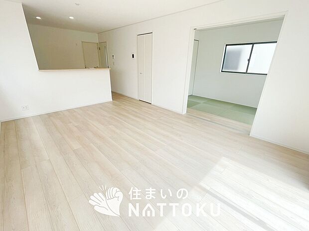 【現地写真(リビング)】フローリング材には、木目、色調など木材特有の風合いがあり、ナチュラルな美しさになっています。