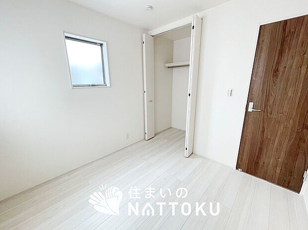 【現地写真（洋室）】木目の美しさを際立たせるシンプルデザインの建具を使用しています。