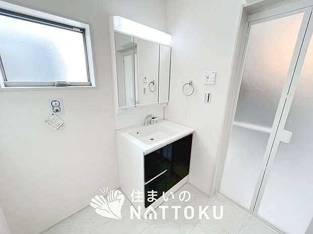 【洗面台・洗面所】鏡の両サイドは、必要なものを取出しやすく、大きな鏡面で朝の準備も快適。
使いやすいリフトアップ機能付きのシングルレバーシャワー水栓付です。
