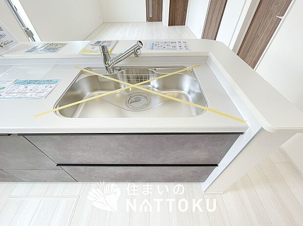 【浄水器内臓型ハンドシャワー付シンク】傷や汚れが付きにくい静音仕様の全面エンボス加工シンク。
また、蛇口の先端に浄水器を内蔵。浄水シャワーが使える毎分4リットルのたっぷり浄水。
