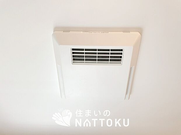 【浴室暖房換気乾燥機】サイドブロー機能で、乾燥効率アップです。
サイドに吹き出しを搭載することにより浴室内を端まで循環する気流ができ、さらに省エネ性能がアップします。