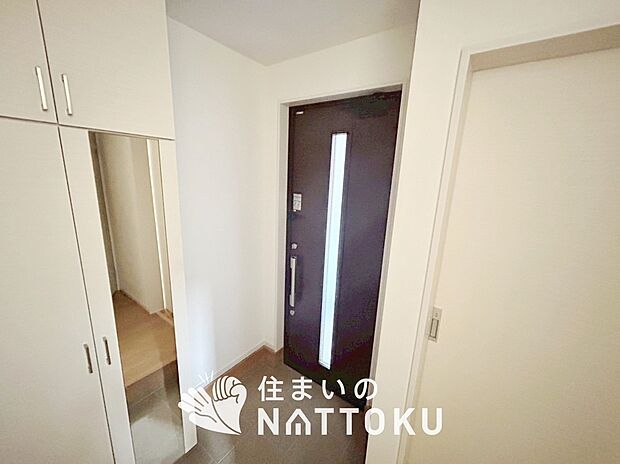 【現地写真（玄関）】玄関には、大型のシューズ収納を設置しています。